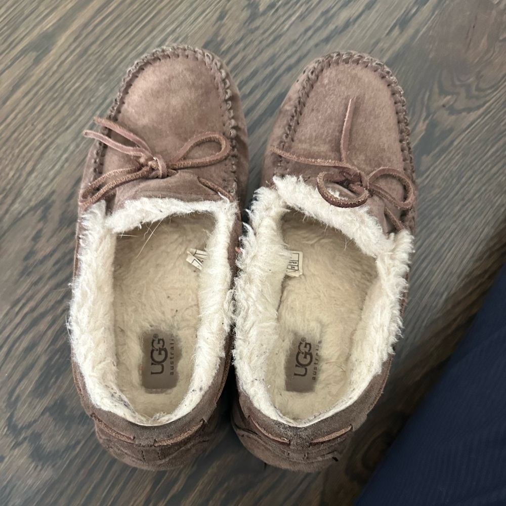 Women’s UGG slippers size 7